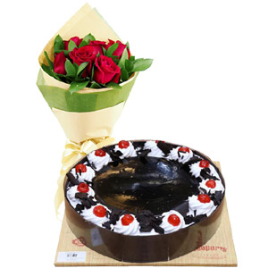 Cooper's- 2.2 pound black forest cake W/ 6 pieces red roses in bouquet