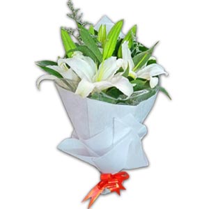 (005) White Lilies in a Bouquet