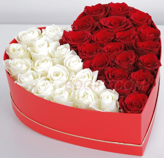 (004) Heart Shaped box W/50 Roses