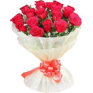 (08) 18 pieces red roses in bouquet