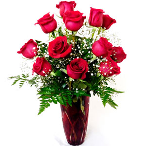 (005) 12pcs red roses in a vase.