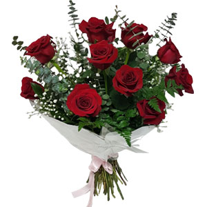 12 pieces red roses in a bouquet