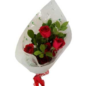 5 pcs red roses in a bouquet