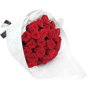 2 dozen red roses in bouquet