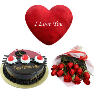 Cake with heart shape pillow and roses